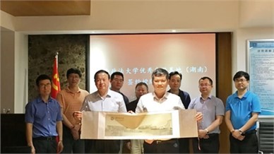 西南政法大学校友工作座谈会在湖南麓和律师事务所召开